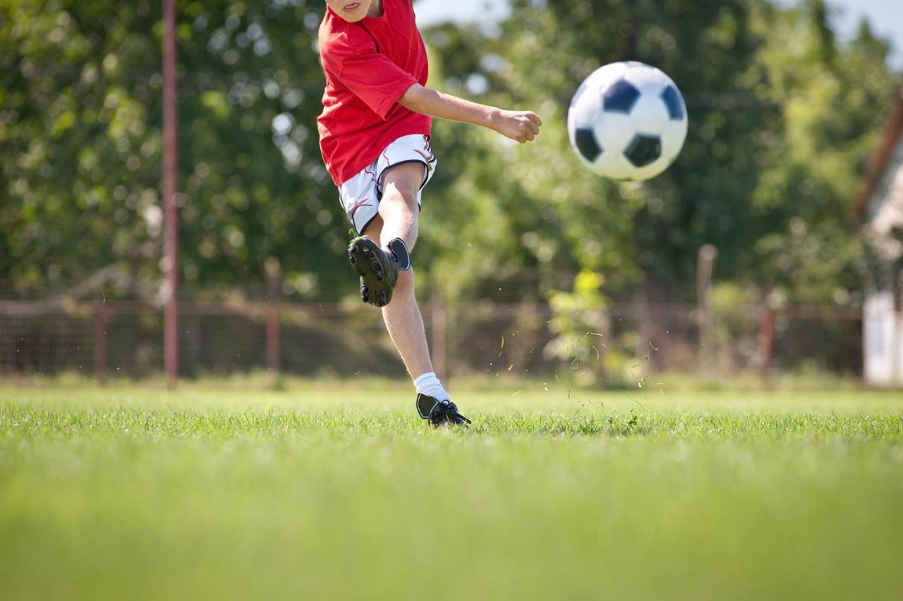 Recanto Cataratas - Thermas, Resort E Convention Foz do Iguacu Exterior photo A player kicks the ball