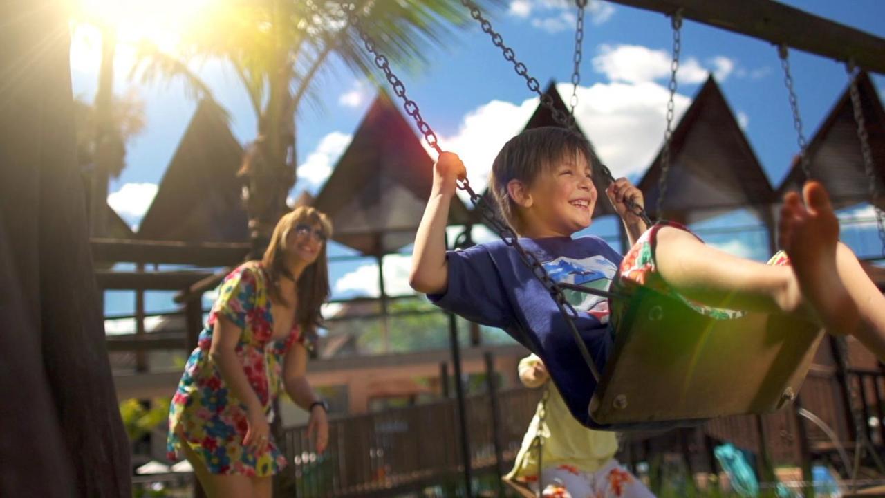 Recanto Cataratas - Thermas, Resort E Convention Foz do Iguacu Exterior photo A child on a swing